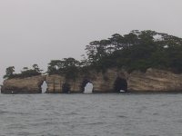 いくつもの海食洞窟がある鐘島