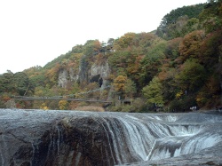 秋の吹き割れの滝・・・紅葉とあいます