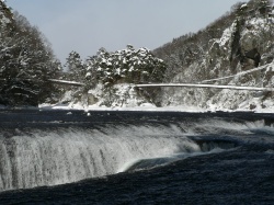冬の吹き割れの滝・・・雪化粧が綺麗！
